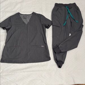 Figs scrub top grey XS- 2 front pockets
Figs Zamora joggers grey XXS petite